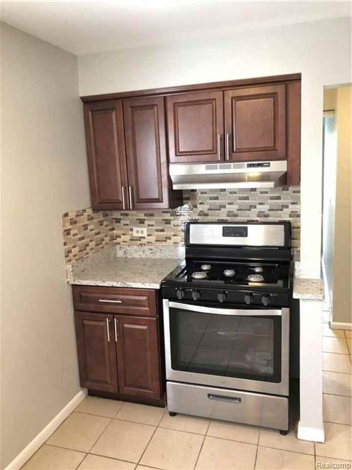 1857 Russell Ave - Photo 4 of 10