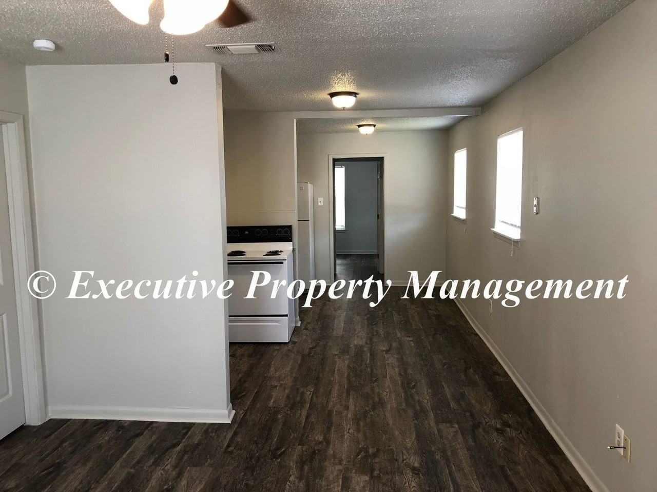 908 J R Court - Photo 4 of 11