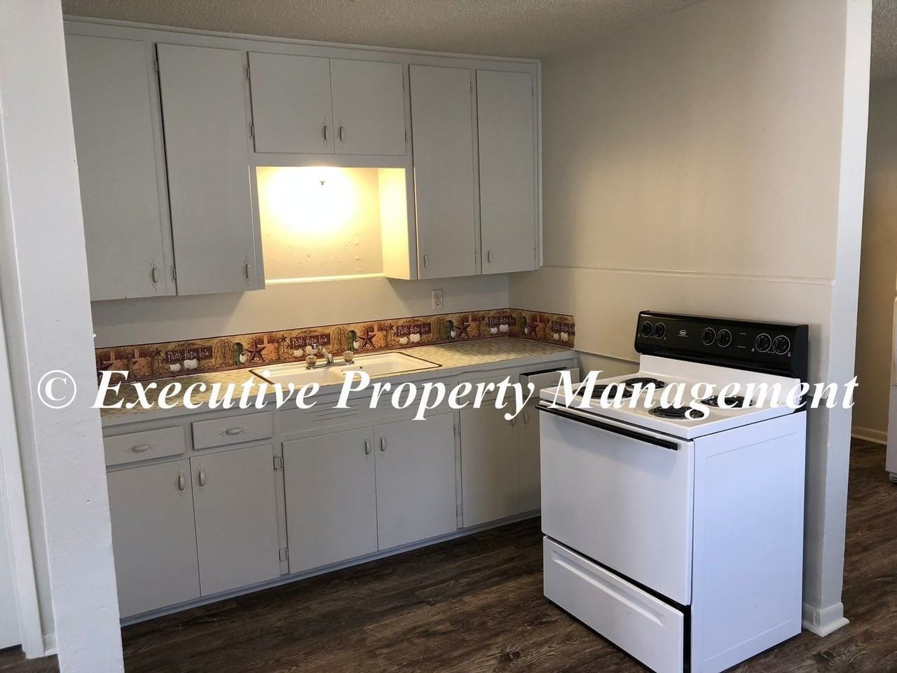 908 J R Court - Photo 5 of 11