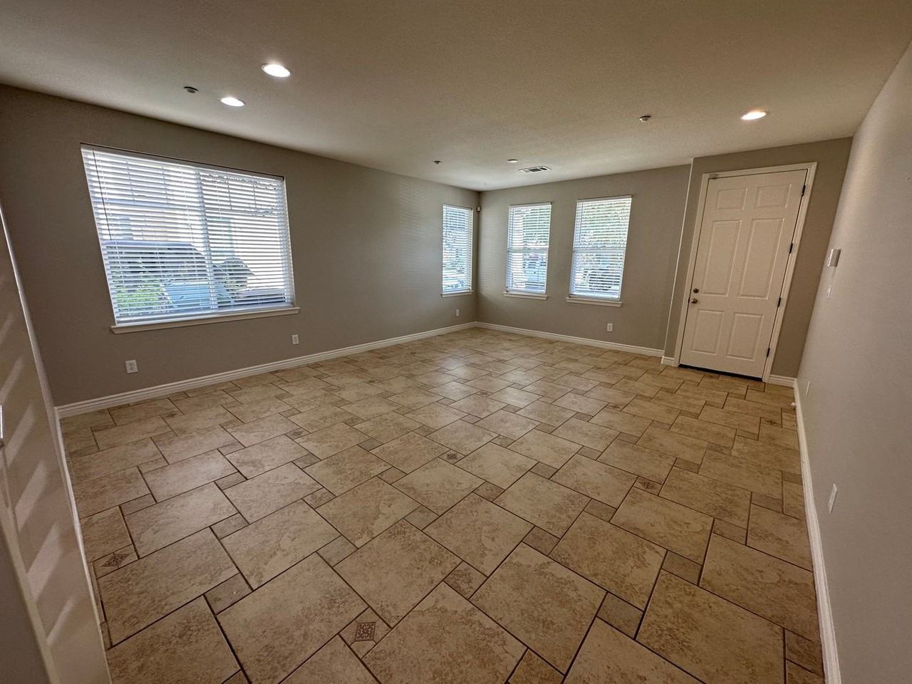 239 Lawrence Ln - Photo 4 of 27