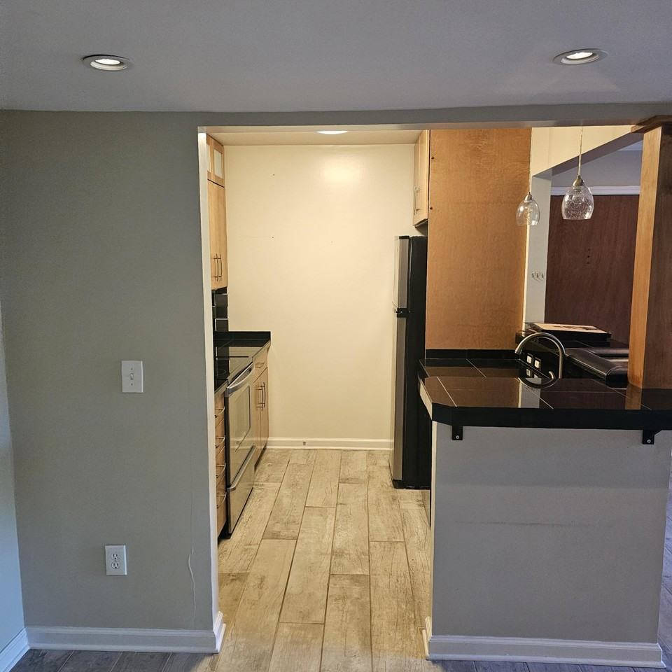 321 321 Laurents unit: B-9 #B9 - Photo 2 of 7