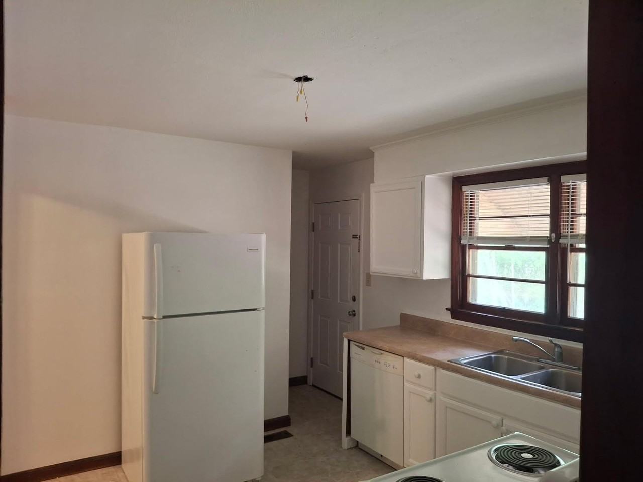 287 Myrtle St - Photo 4 of 12