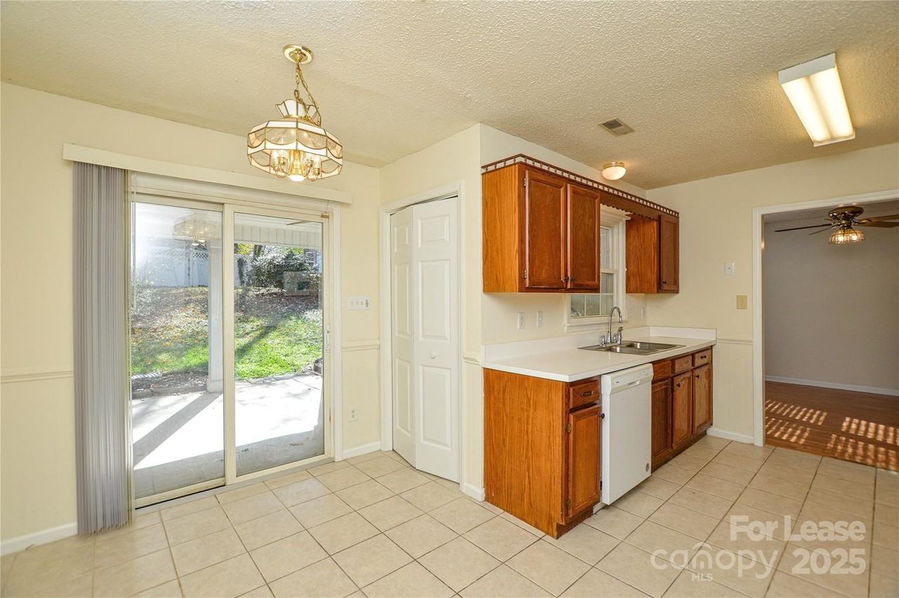 3500 Rosedown Dr - Photo 2 of 28