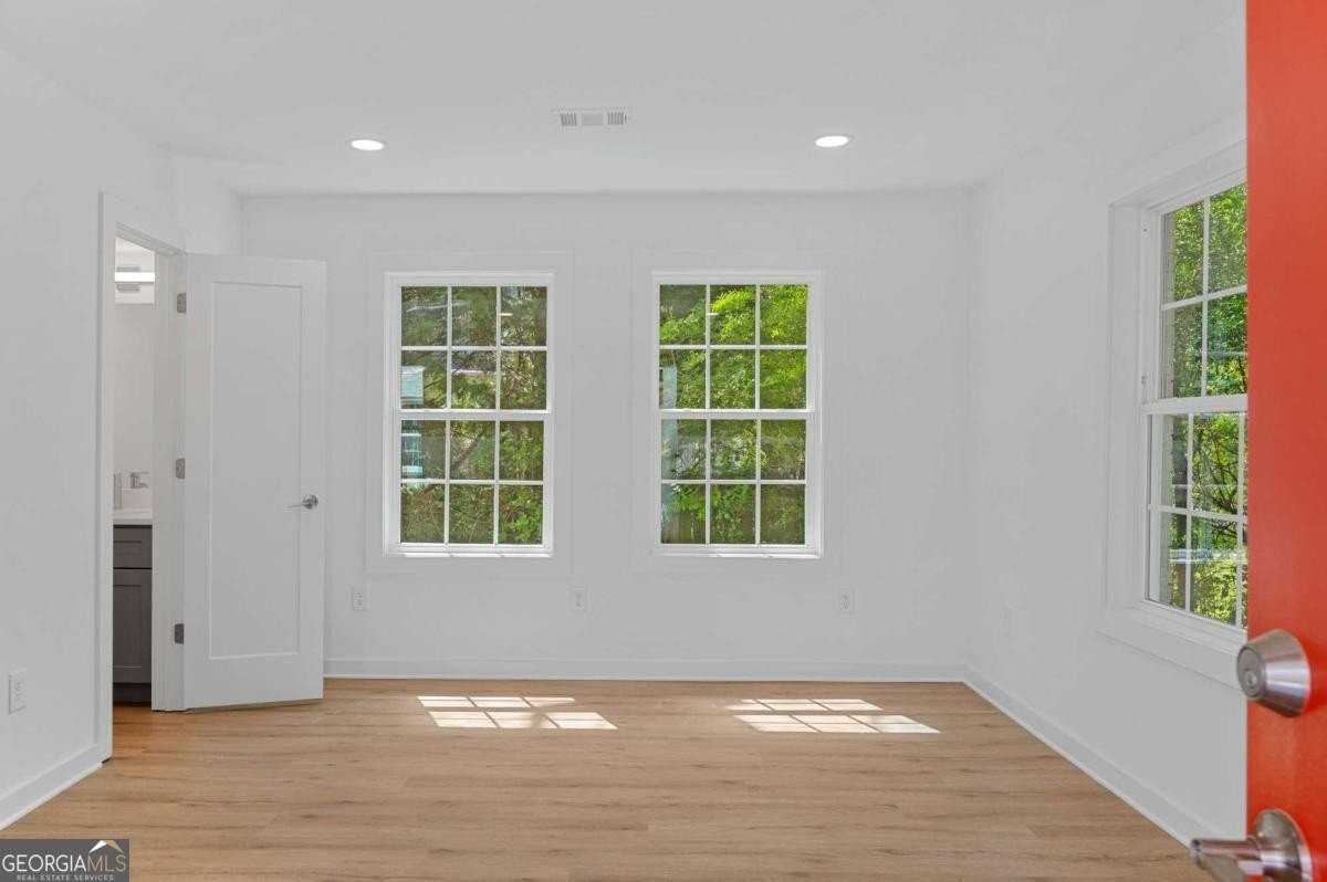 237 Howard St Ne Apt 5 #5 - Photo 2 of 18