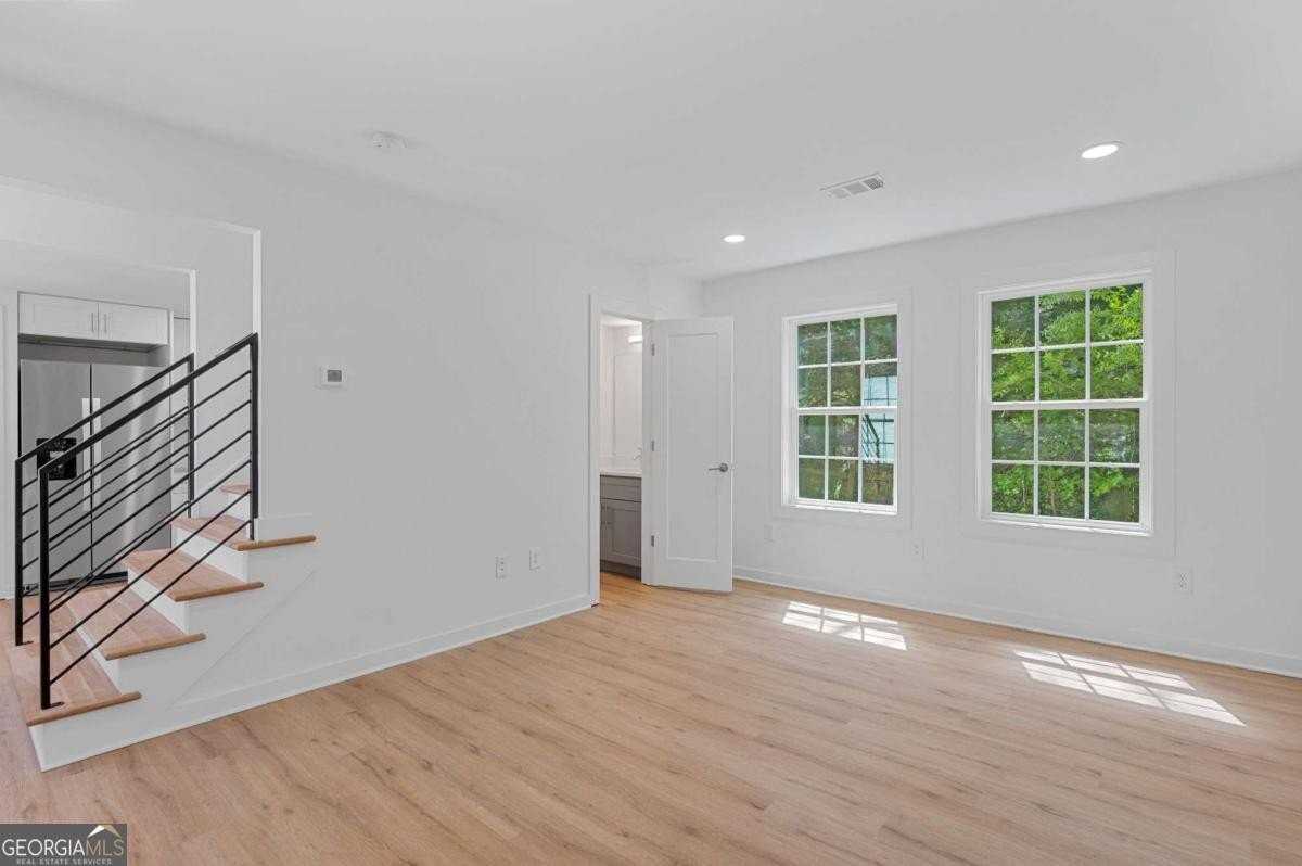 237 Howard St Ne Apt 5 #5 - Photo 3 of 18