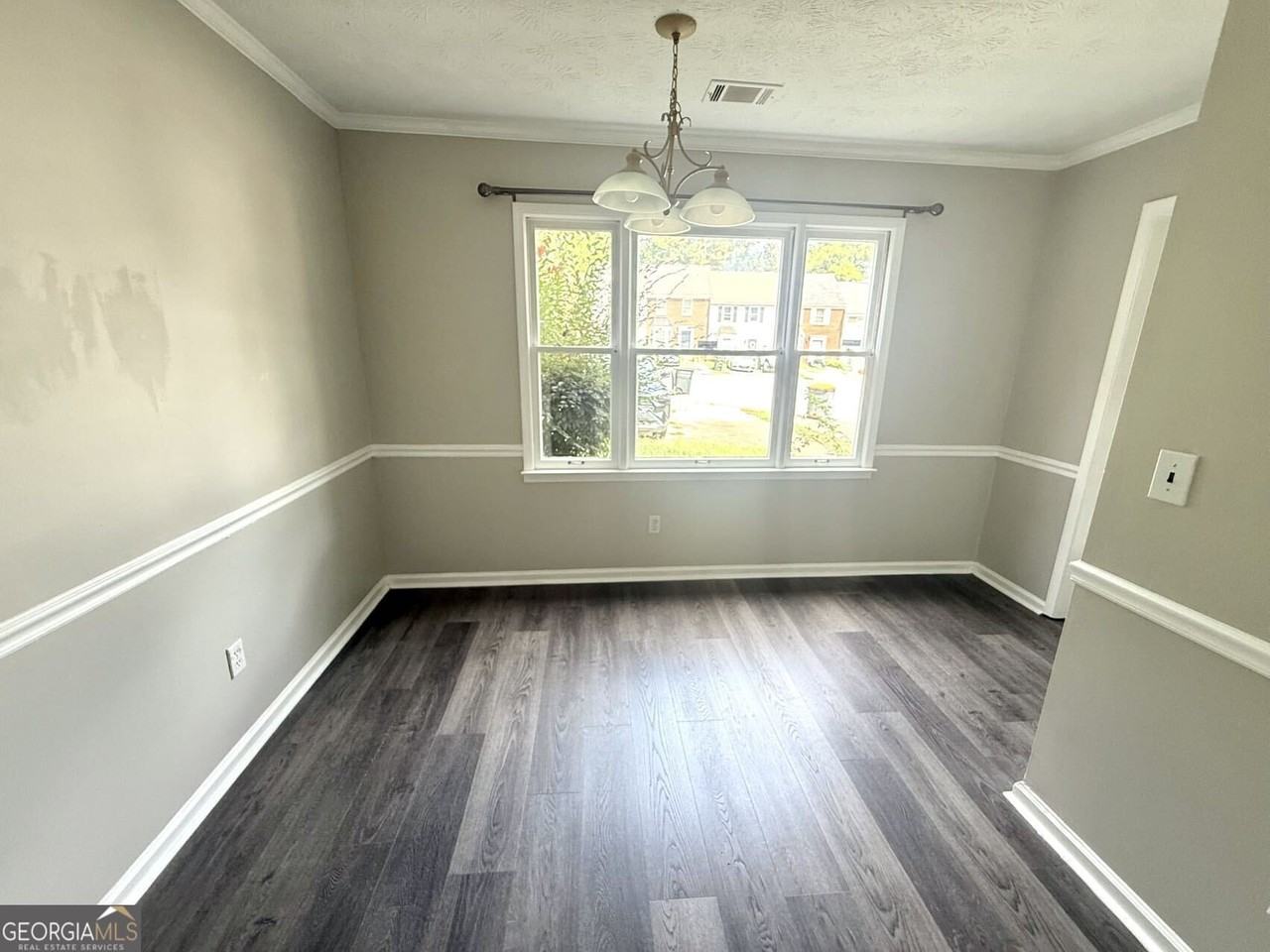 2949 Governors Ct - Photo 3 of 17