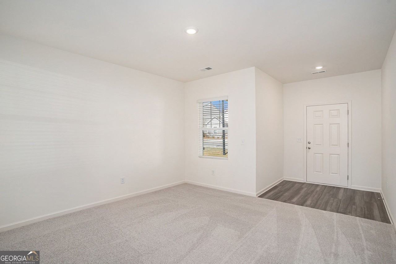 7650 Saffron Ave - Photo 4 of 36