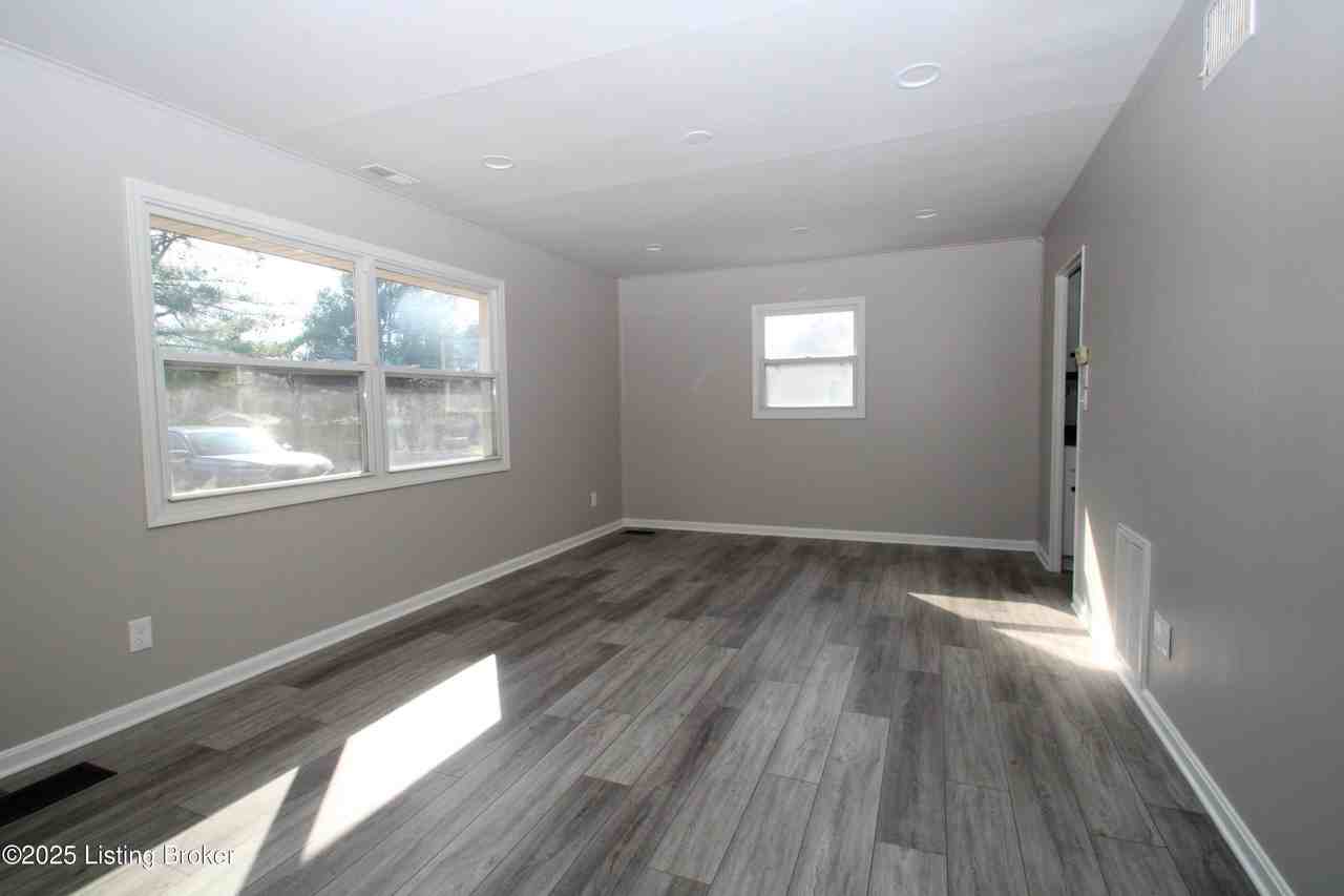 226 Flamingo Dr - Photo 3 of 16