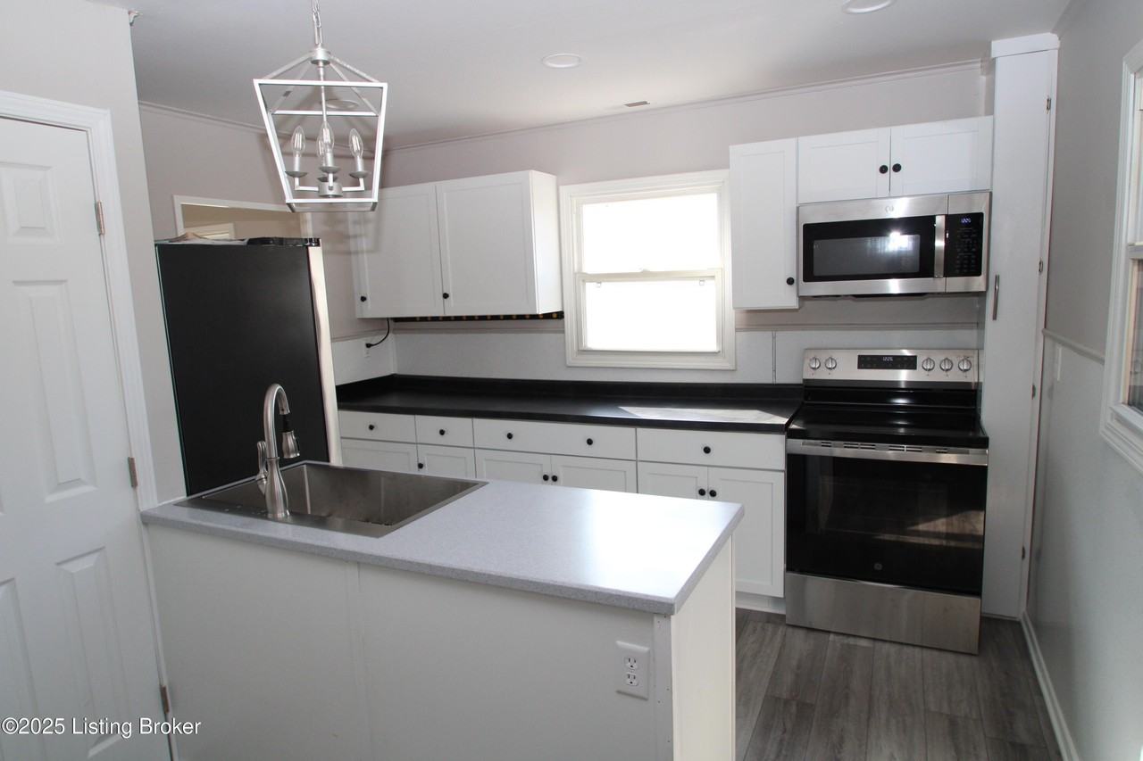 226 Flamingo Dr - Photo 4 of 16