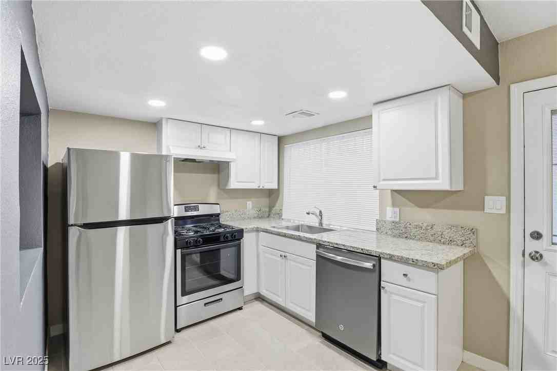 4039 Village Square - Photo 4 of 46