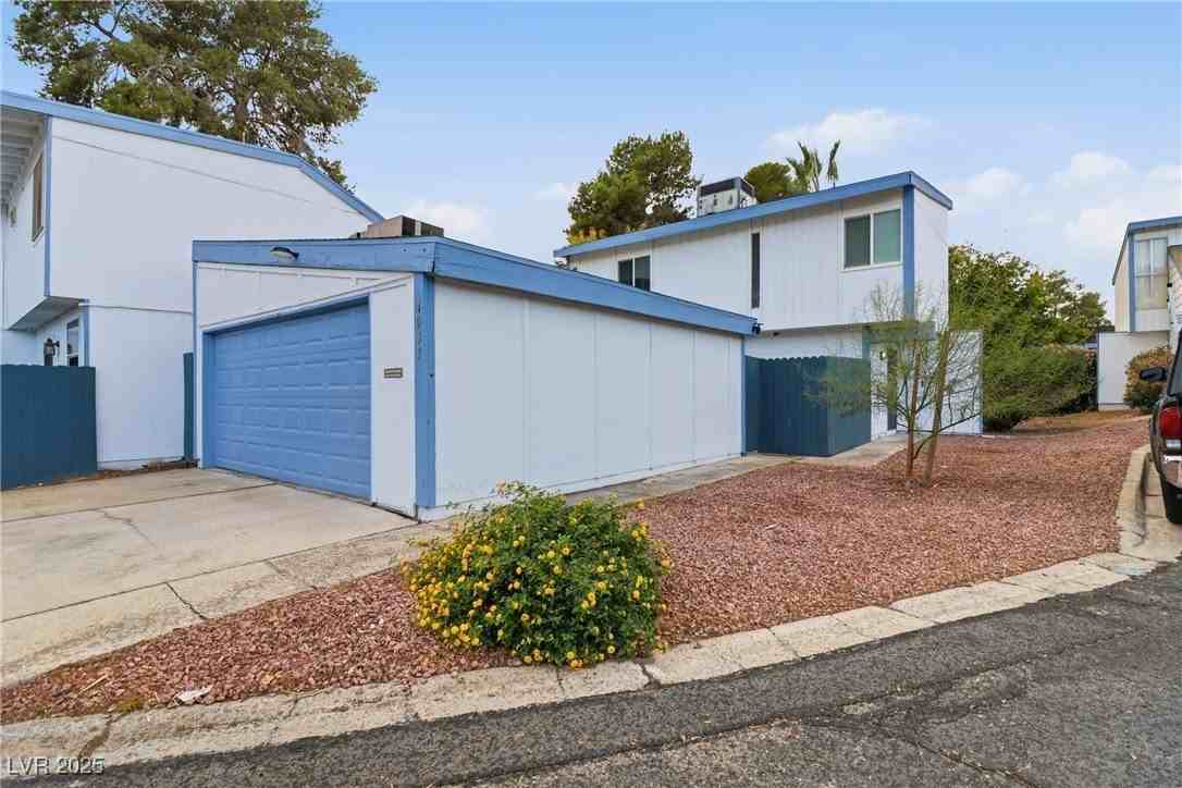 4039 Village Square - Photo 3 of 46