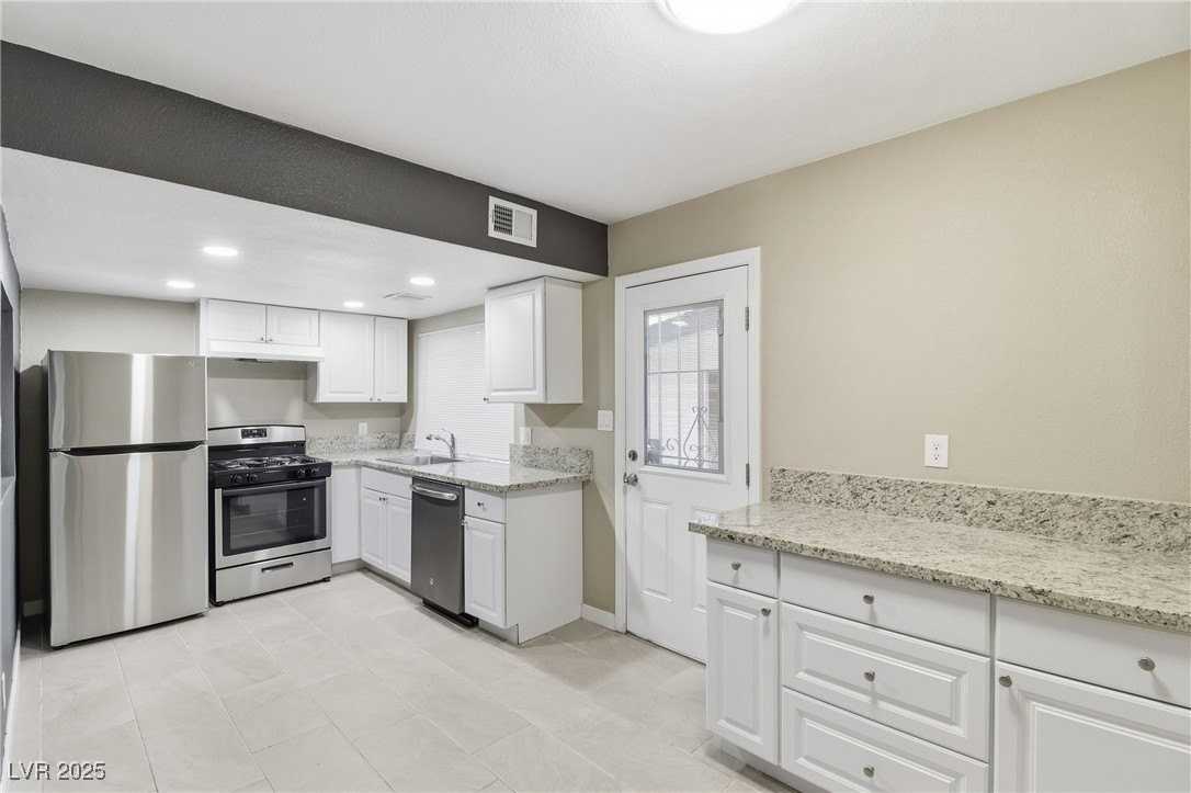 4039 Village Square - Photo 5 of 46