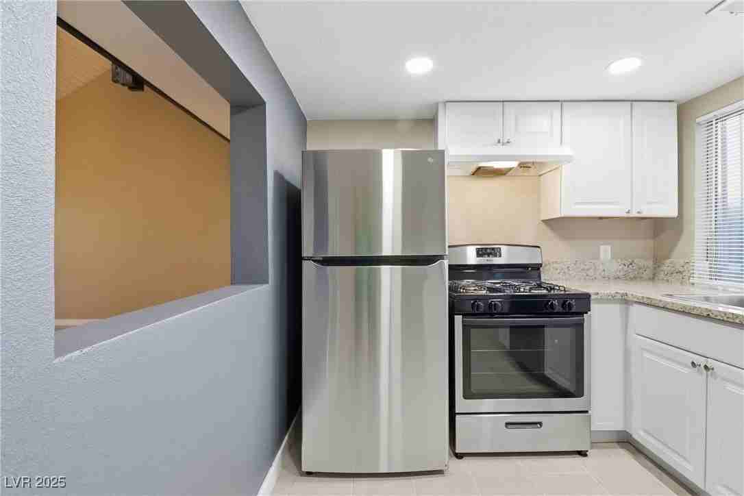 4039 Village Square - Photo 6 of 46