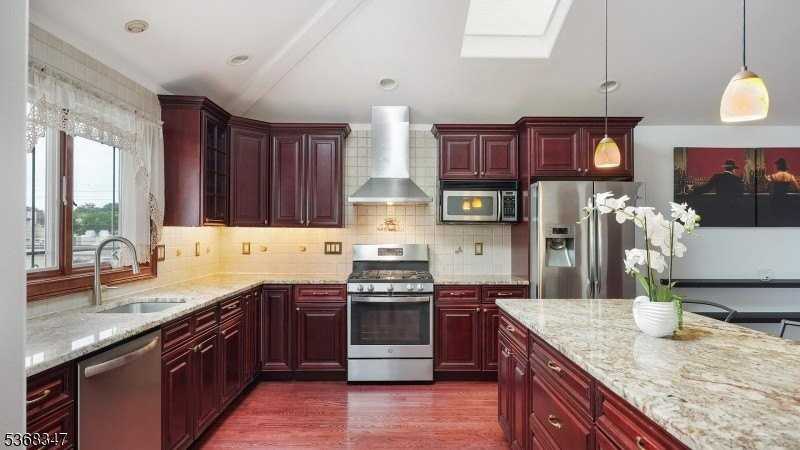 249251 Sanford Ave - Photo 3 of 17