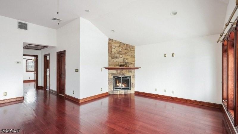 249251 Sanford Ave - Photo 7 of 17