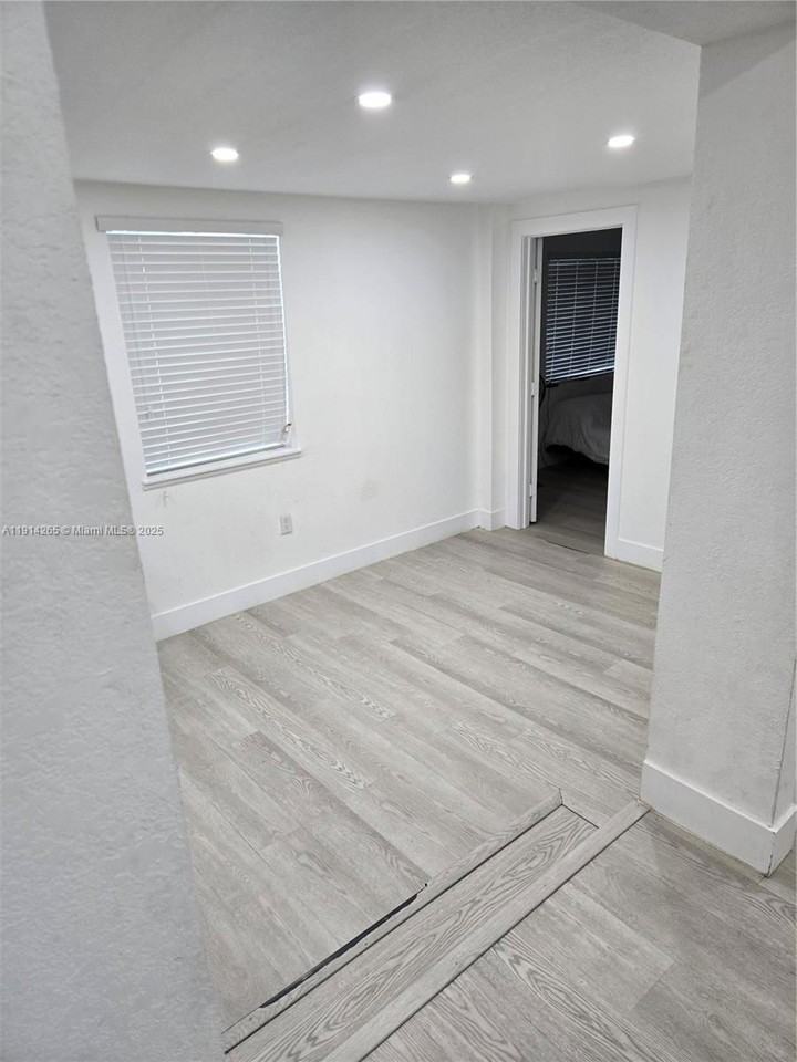 1420 Nw 116th St - Photo 5 of 8