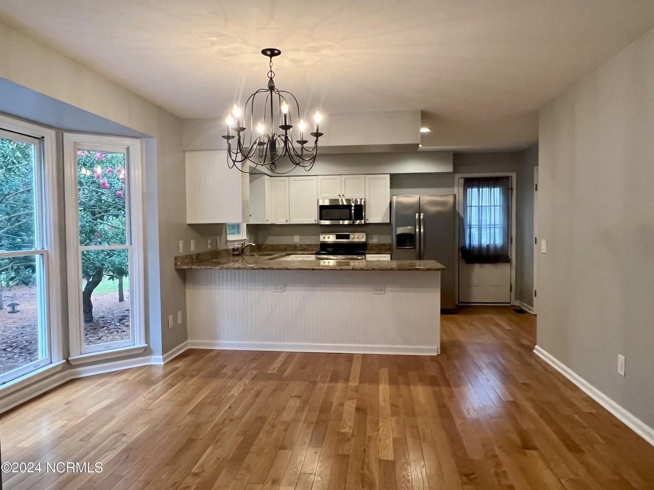 102 Seminole Ct - Photo 3 of 13