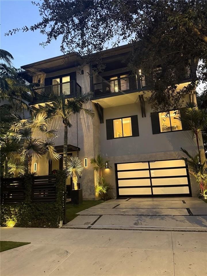 3554 W Glencoe St - Photo 2 of 50