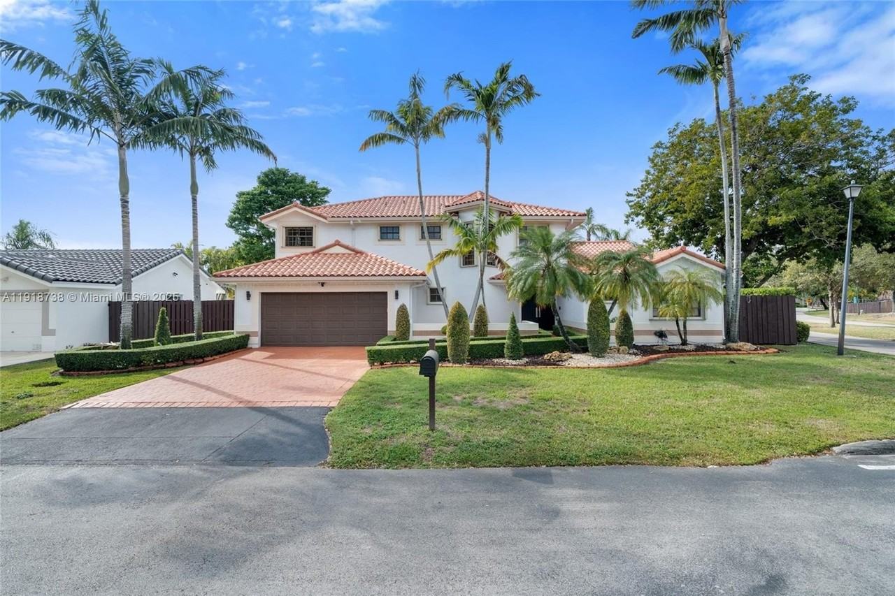 5424 Sw 154th Pl #5424 - Photo 2 of 50