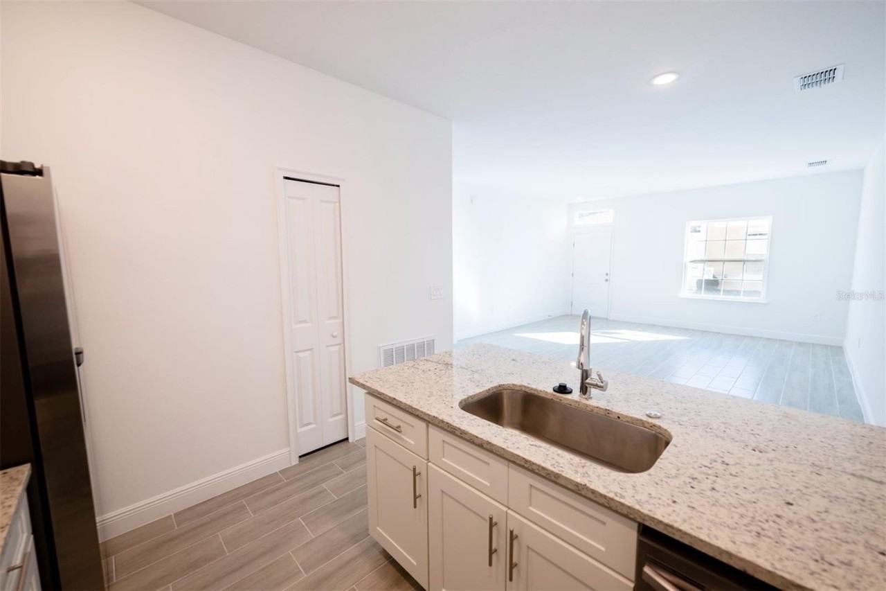 1736 Pacific Rd - Photo 5 of 42