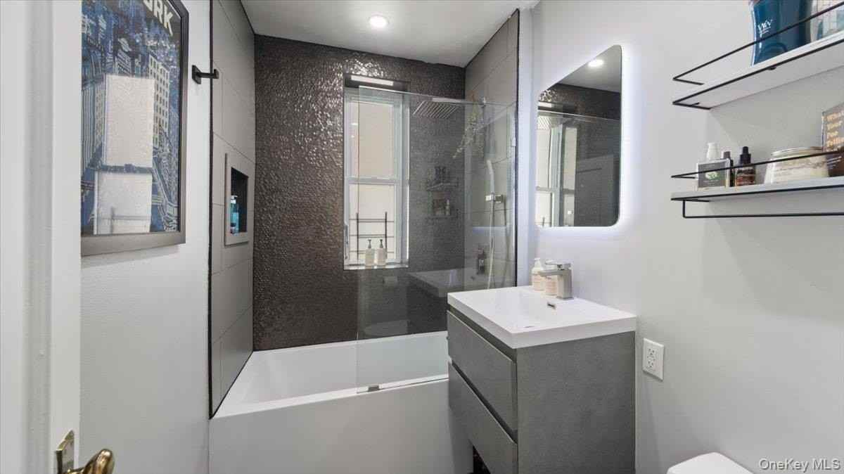 2081 Cruger Ave Apt 4n #4N - Photo 2 of 11