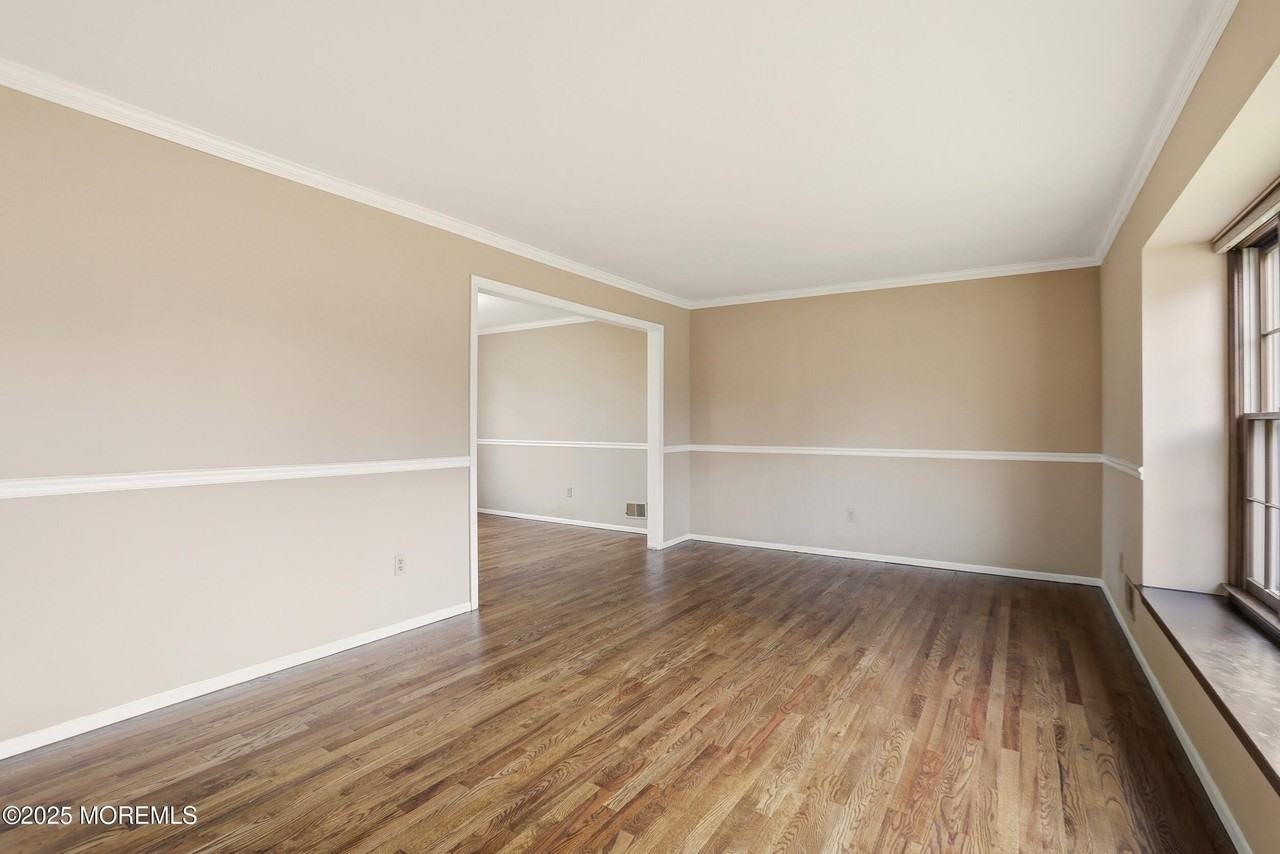 1589 N Bay Ave - Photo 7 of 29