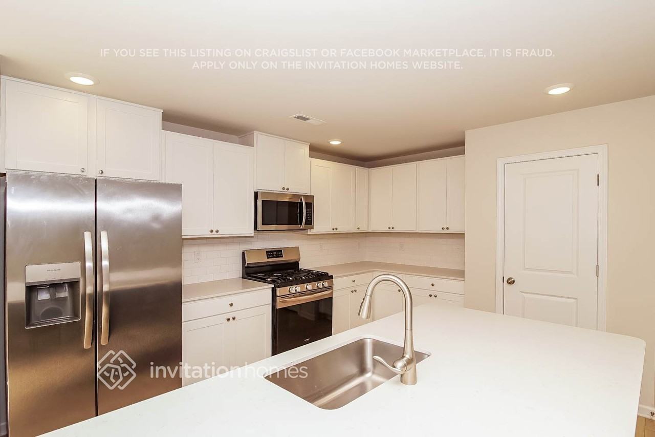 360 Hollingswood Dr - Photo 7 of 18