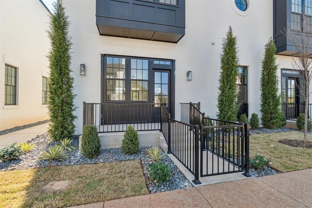 18814 18814 Selah Way - Photo 2 of 37