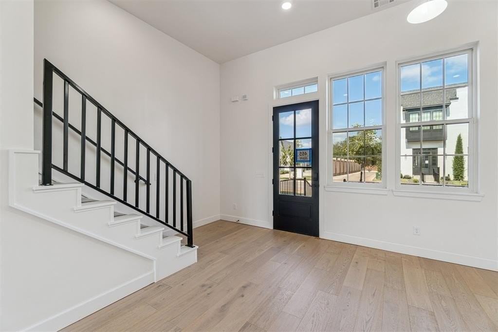 18814 18814 Selah Way - Photo 3 of 37