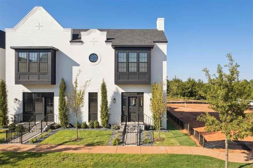 18835 18835 Selah Way - Photo 2 of 46