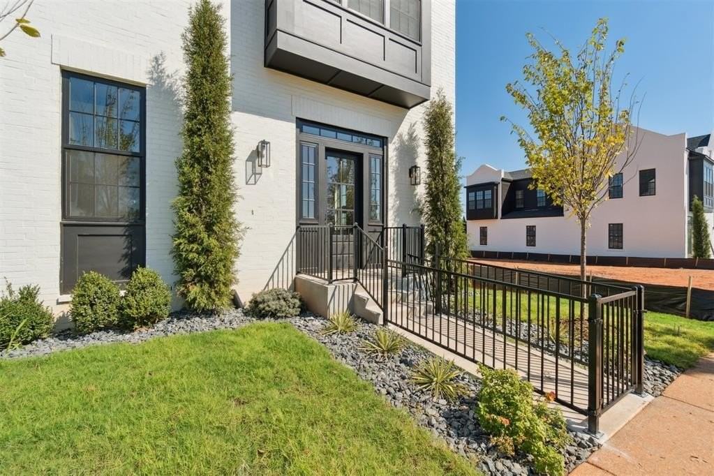 18835 18835 Selah Way - Photo 3 of 46