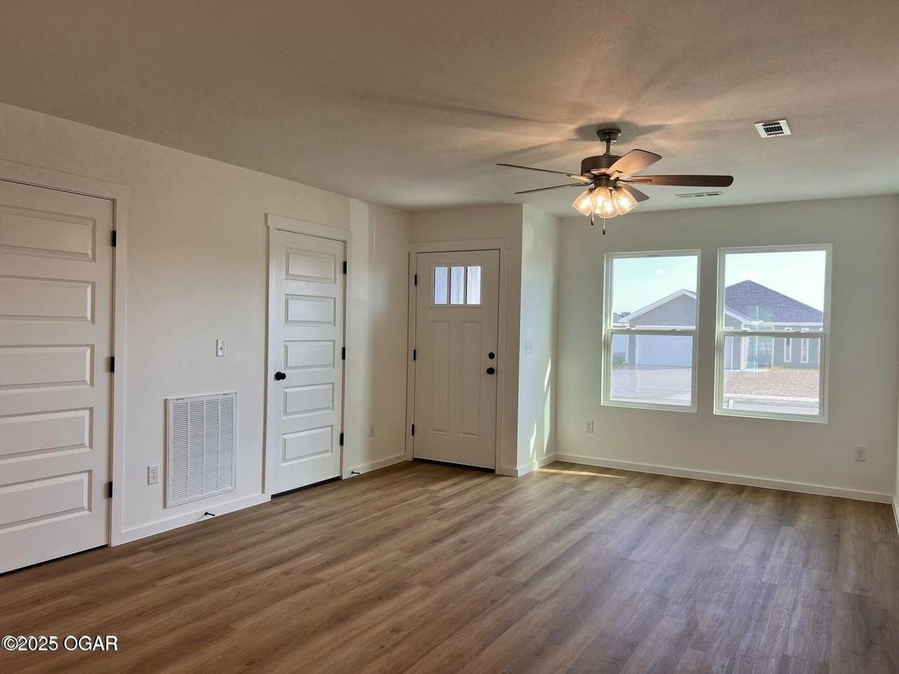 201 Eagle Edge Ave - Photo 2 of 6