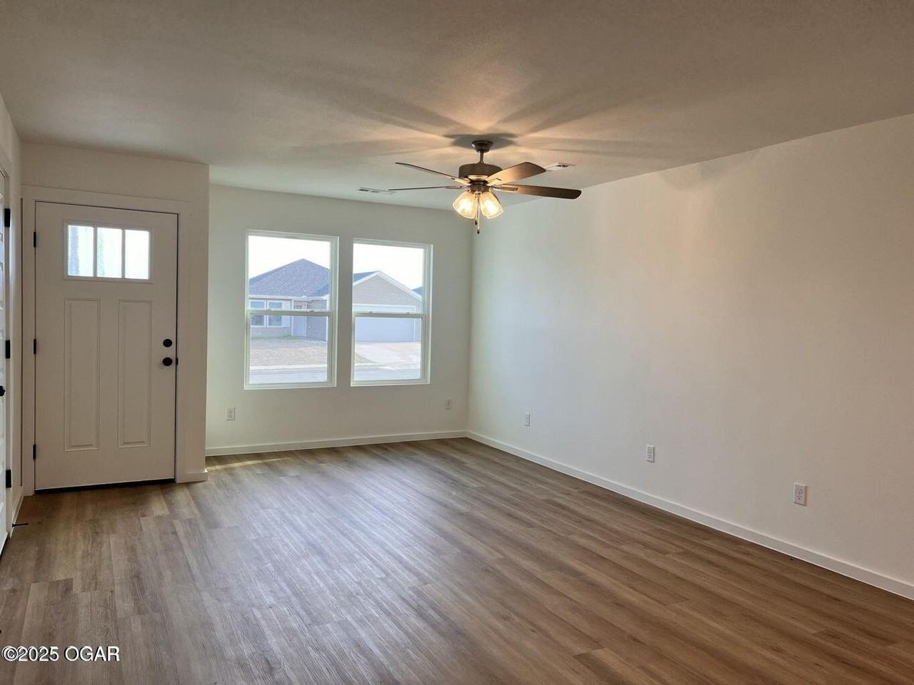 201 Eagle Edge Ave - Photo 3 of 6