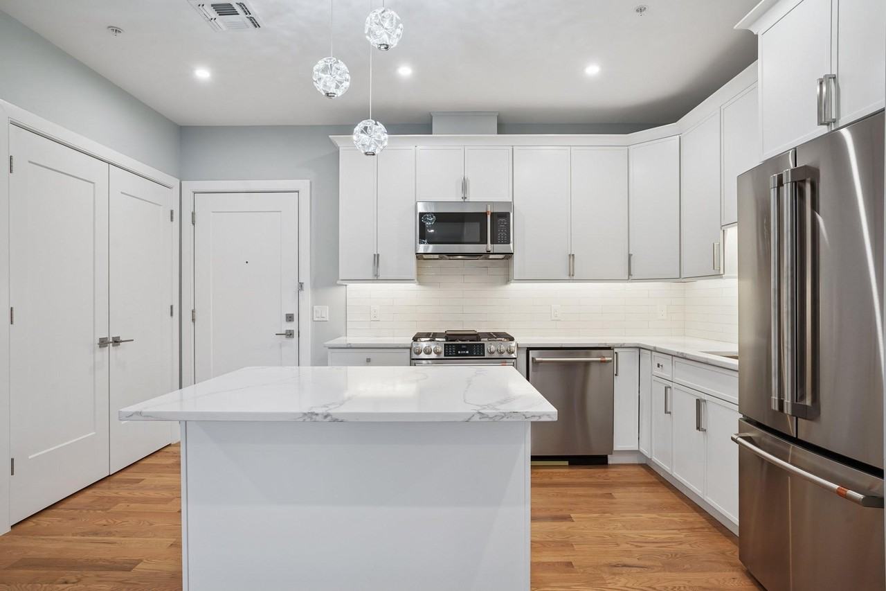 106 Montgomery St - Photo 3 of 31
