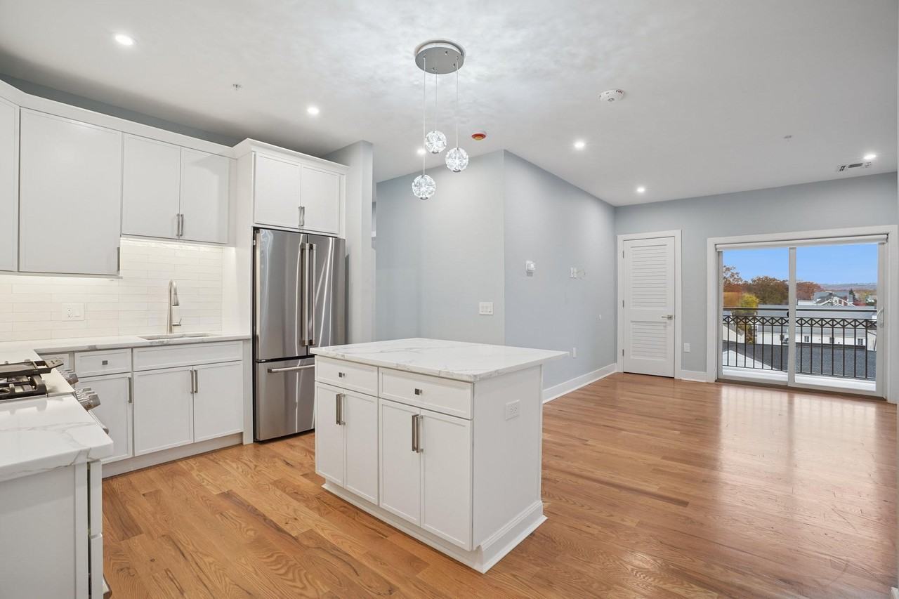 106 Montgomery St - Photo 4 of 31
