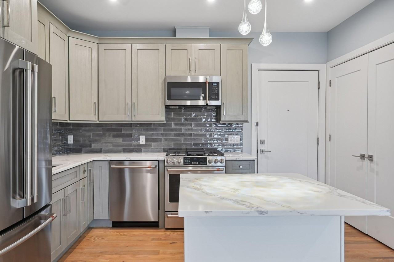 106 Montgomery St - Photo 5 of 31