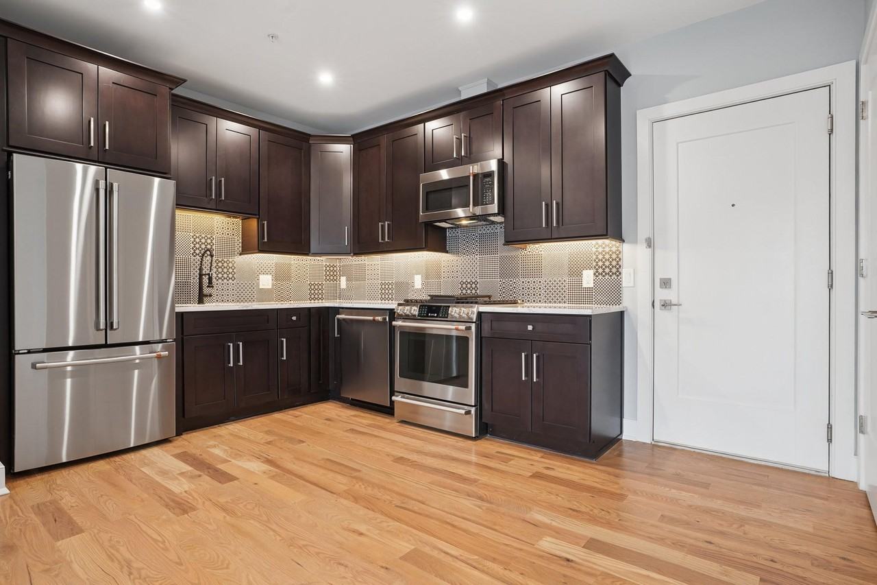 106 Montgomery St - Photo 6 of 31