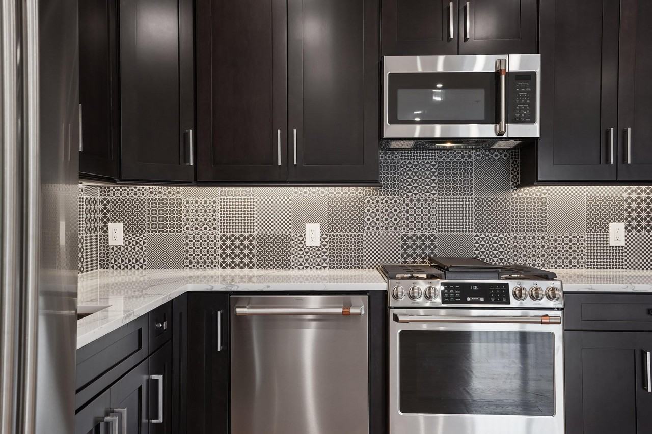 106 Montgomery St - Photo 7 of 31