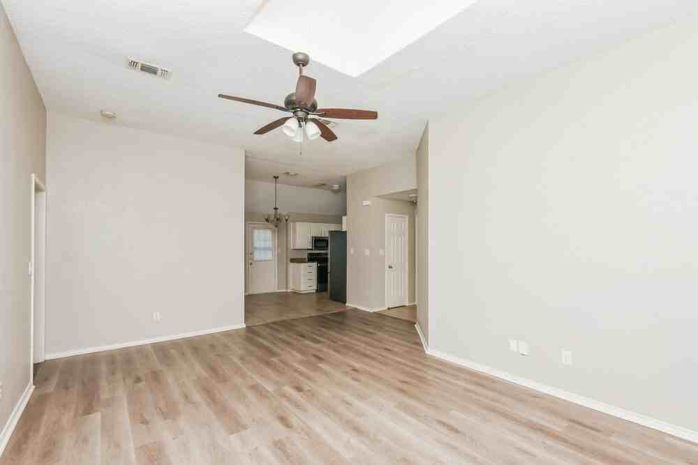 1426 Ardmore Dr - Photo 4 of 16