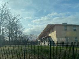 featured image of 1043 College St #5