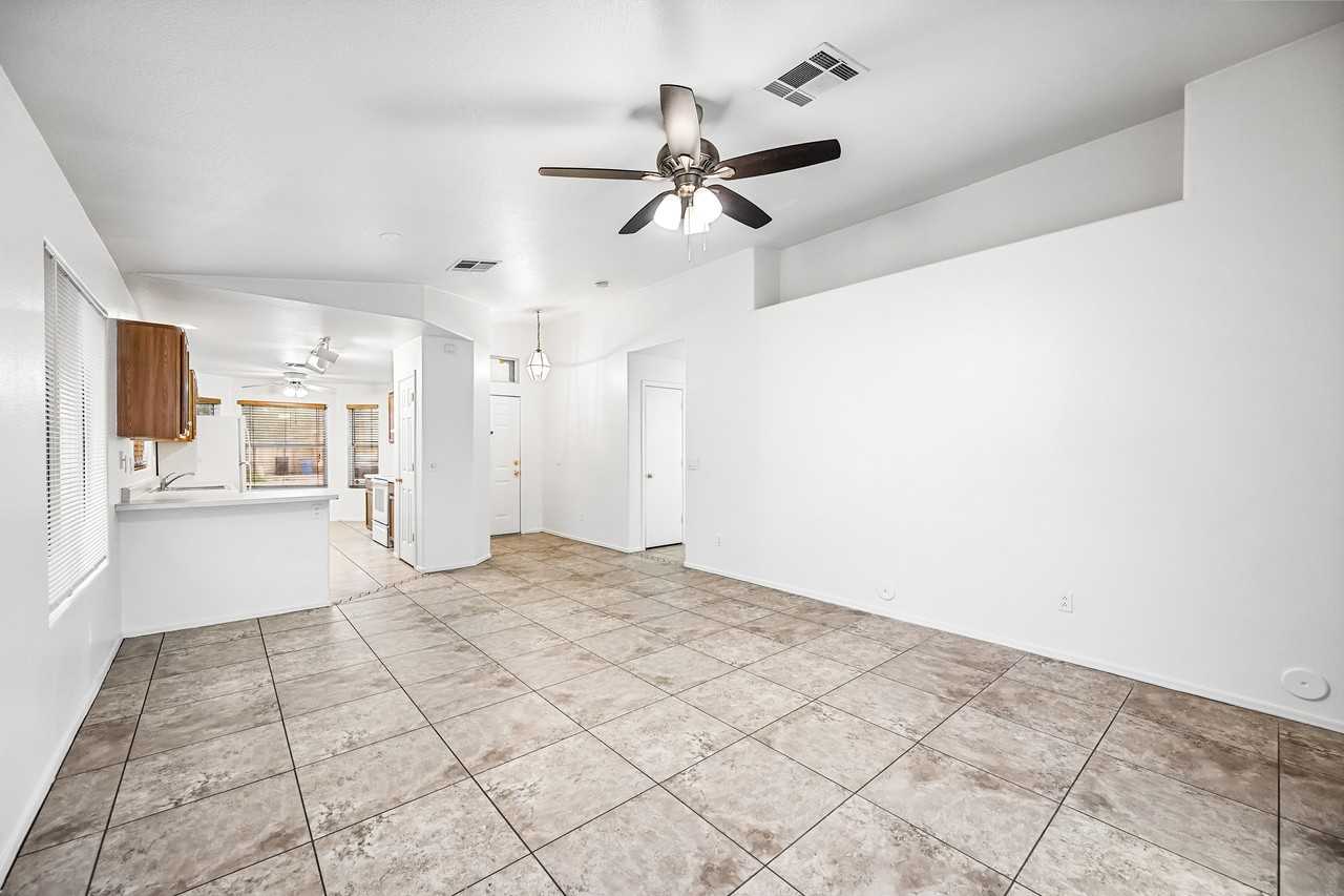 9018 West Cambridge Avenue - Photo 5 of 23