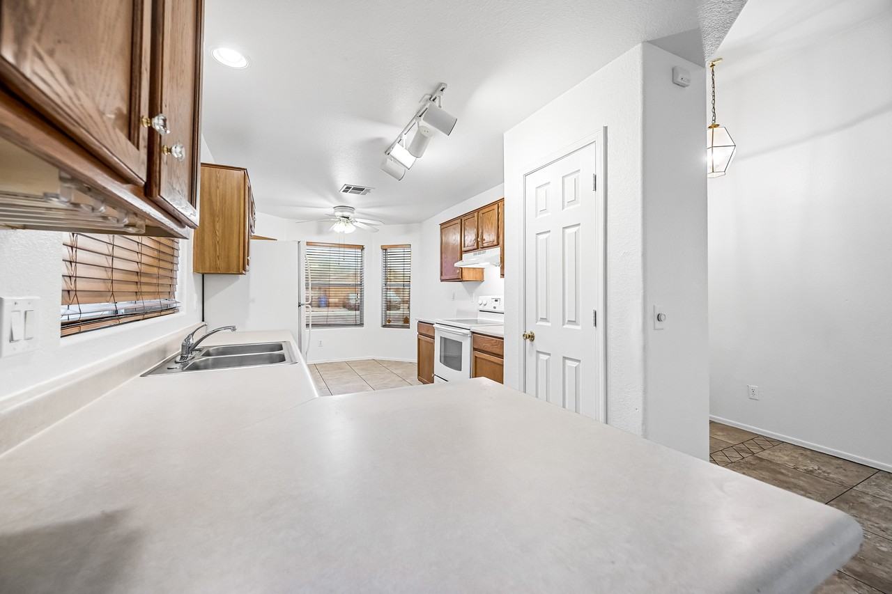 9018 West Cambridge Avenue - Photo 6 of 23