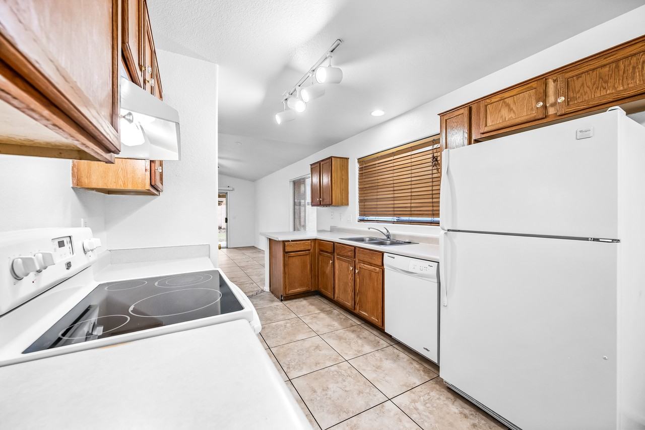 9018 West Cambridge Avenue - Photo 7 of 23