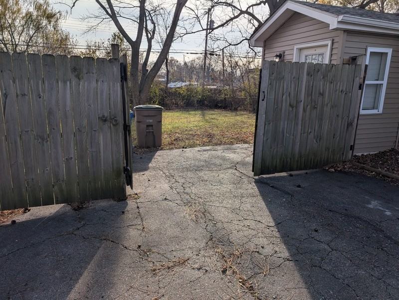 1033 La Salle Avenue - Photo 2 of 14