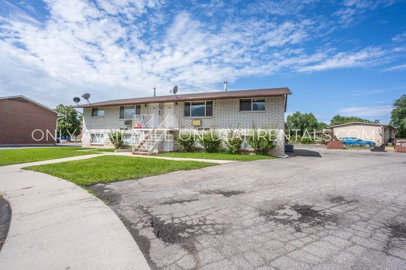 1052 S Virginia Cir - Photo 2 of 5