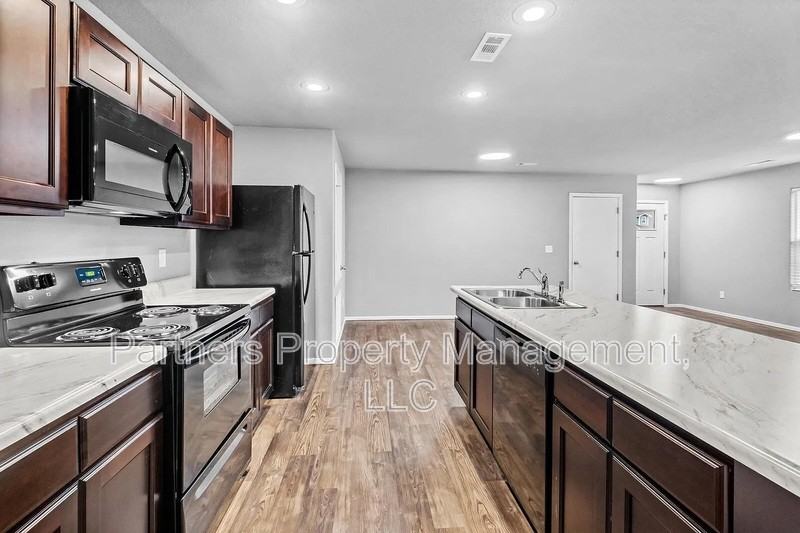 236 E Anabranch Ct - Photo 3 of 19