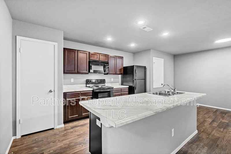 236 E Anabranch Ct - Photo 4 of 19