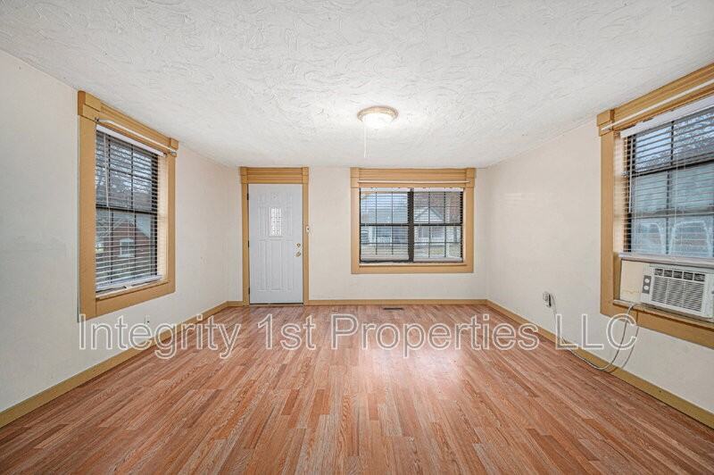 618 N 11th St - Photo 4 of 19