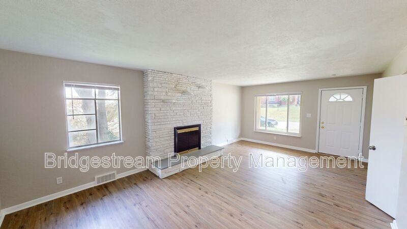 23 Murray Dr - Photo 2 of 9