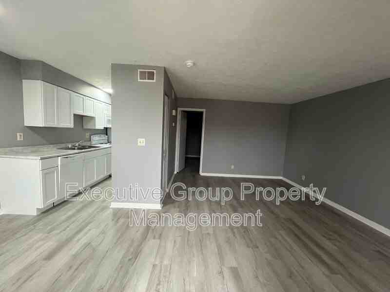 246 Elmwood Dr - Photo 2 of 6